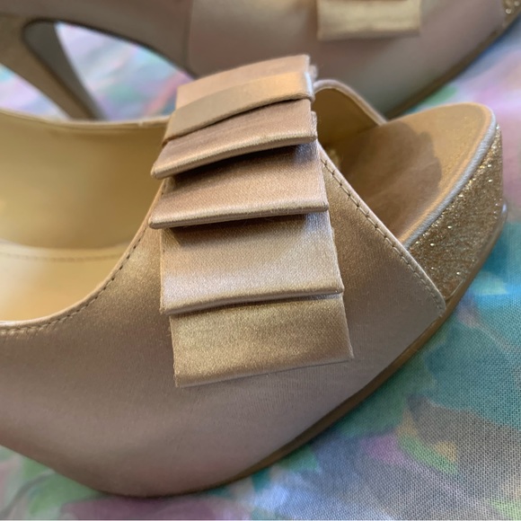 Champagne Gold Pumps - Picture 11 of 11